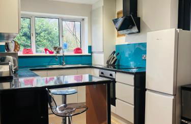 2BR Comfortable Spacious Furnished Property with Parking - Foto 3