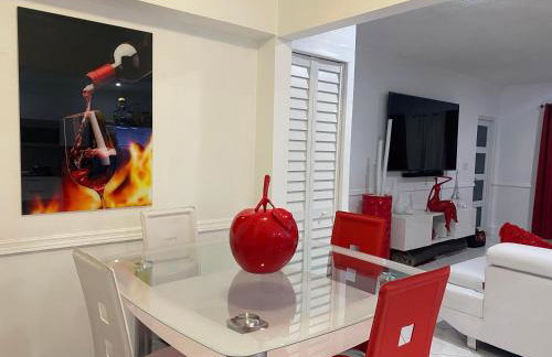 Beautiful House 7 min from Miami Airport w FREE parking - Photo 4