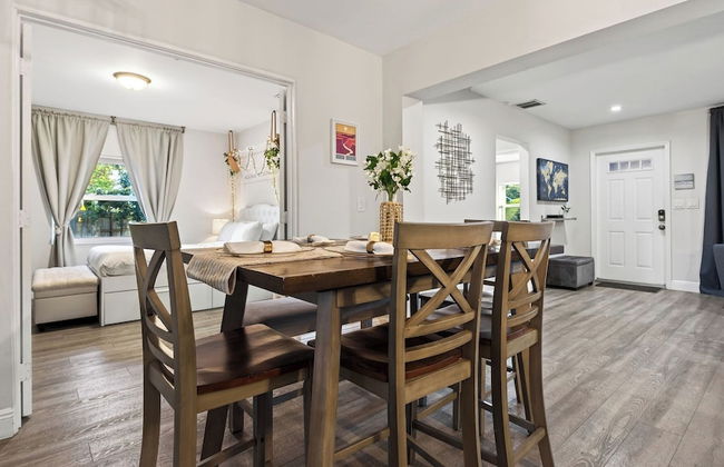 Hot Tub, Firepit, Deck | 10mins to Beach | Middle Terrace Cottage by AvantStay - Foto 15