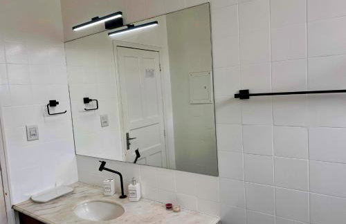 Conforto, charme e praticidade em frente à praça - Foto 4