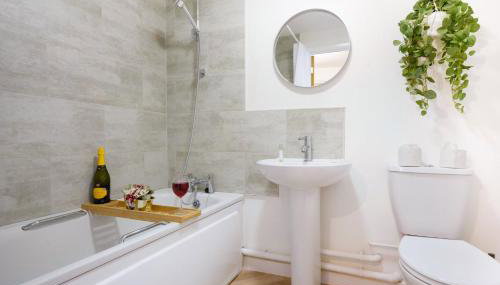 City Centre Apartment with Free Parking, Balcony, Super-Fast Wifi and Smart TV with Netflix by Yoko Property - Foto 5