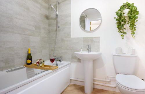 City Centre Apartment with Free Parking, Balcony, Super-Fast Wifi and Smart TV with Netflix by Yoko Property - Photo 5