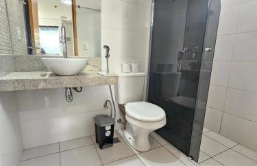 EDIFÍCIO ESSENCIALE PREMIER, 34º ANDAR, VAZADO, DE FRENTE A ENTRADA DO FLAMBOYANT SHOPPING, COM ESTACIONAMENTO GRÁTIS, COZINHA, FECHADURA ELETRÔNICA, WI-FI, TV COM ROKU, PISCINA, LAVANDERIA SEM CUSTO ADICIONAL By REI DOS FLATS - Foto 12