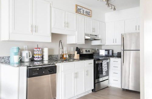 1BR Near UAB with Free Parking, Fast Wi-Fi, Workspace - Foto 24