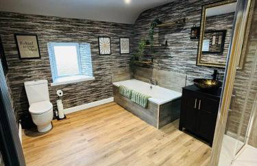 The Galloway Steading: Countryside Family Retreat with Sauna and Hot tub - Foto 32