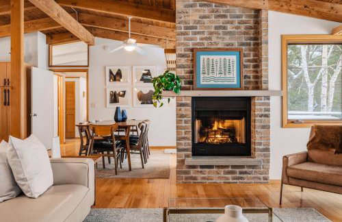 Midcentury home, private beach. large great room - Foto 1