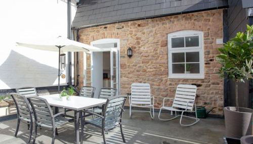 2 Central, spacious, apartment with private patio - Photo 5