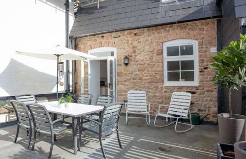 2 Central, spacious, apartment with private patio - Photo 5