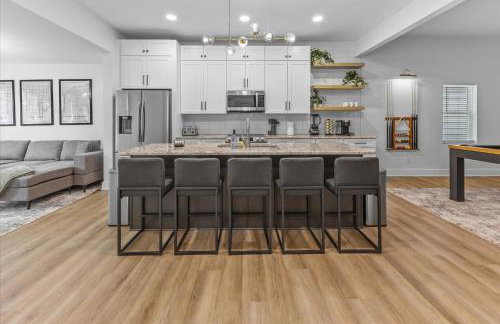 Farm House DT Indy with Pool Table - Photo 18