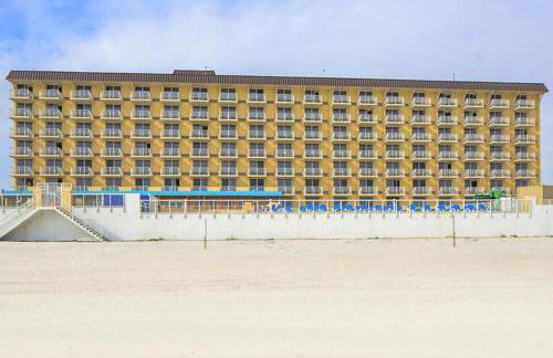 Hear the Atlantic waves in this Studio resort apt in Ormond Beach with vacation amenities - Photo 1