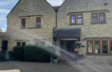 Cotswolds Luxury House in Central Bourton Large Sleeps 2-11. Pet Friendly. - Photo 1