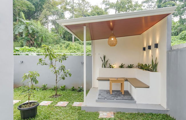 Calma Edelweiss Villa Lawang Malang - Photo 32