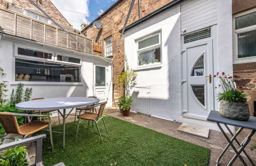 Lovely main door 1 bedroom holiday flat with patio - Foto 10