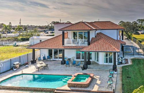 Riverfront Titusville Home with Pool and Pickleball! - Foto 1