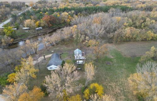 Riverside Retreat - Renovated Home on 15 Acres! - Foto 9