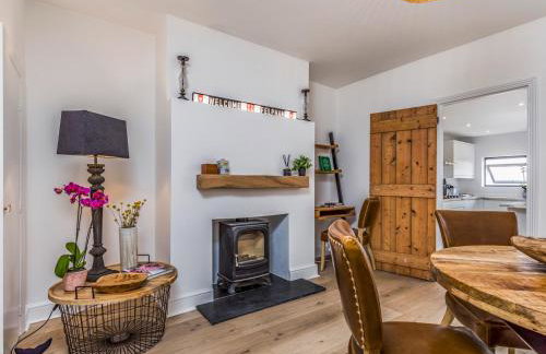 Delightful 2 Bed House a Stones Throw From Beach - Pass the Keys - Photo 16