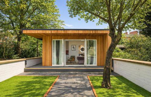 Stylish Home - Pool table, Virgin TV, Fast Wifi, Garden and Self-Check-In by Yoko Property - Photo 22