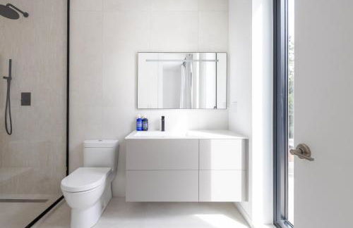 Blue Jay Villa by Rove Travel - Luxe Home with Pool - Foto 27