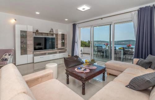 Villa Confido - Luxury 3BR Apartment with Private Pool near Trogir - Photo 8