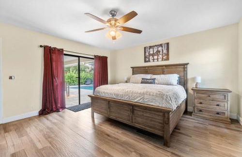 Bright and Comfy 5 Star Location with a Heated Pool - Photo 4