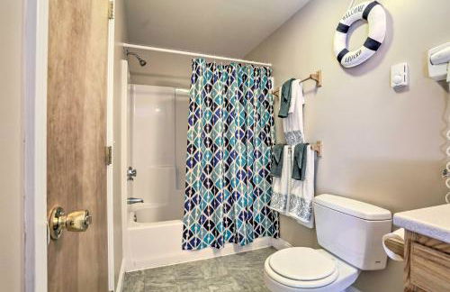 Lake Getaway Walk Across Street to Private Beach! - Foto 10