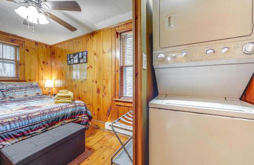 Pet-Friendly Creekside Cabin with Pool Access! - Foto 12
