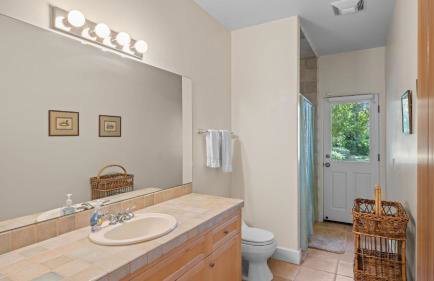 Vineyard Estate w Pool Spa Bocce Ball Mins to Wineries Park Lawndale Manor by AvantStay - Foto 30