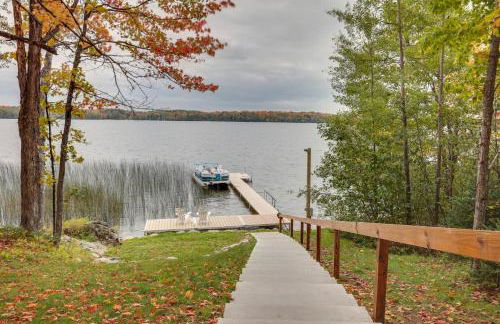 Impressive Presque Isle Lake House with Water Access - Foto 37