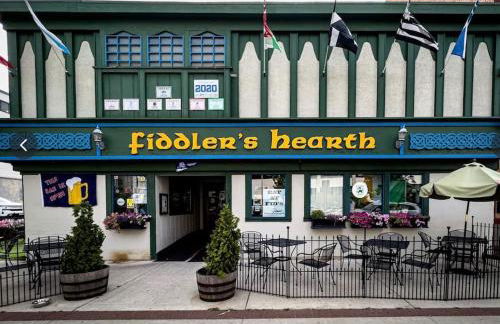 Step into School Spirit at the Golden Dome Getaway - Foto 62