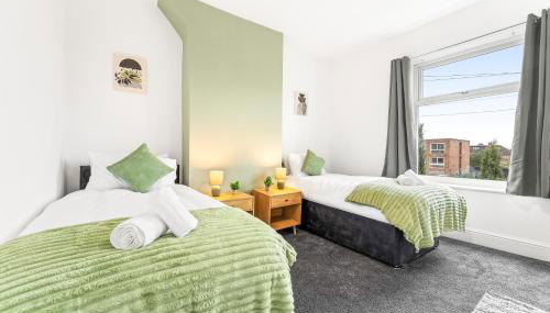 Comfortable 4 Bed Home - Free Parking & Fast WiFi - Foto 2