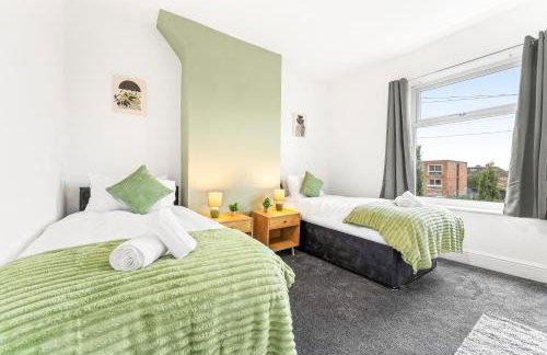 Comfortable 4 Bed Home - Free Parking & Fast WiFi - Foto 2