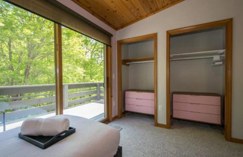Mountain View 3BR with Sunroom, Close to Ski and Trails - Foto 32