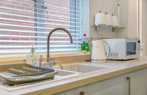 NEW! Stunning 2-Bed Home by Stay With Us, Ideal for Families, Sleeps 4! - Foto 36