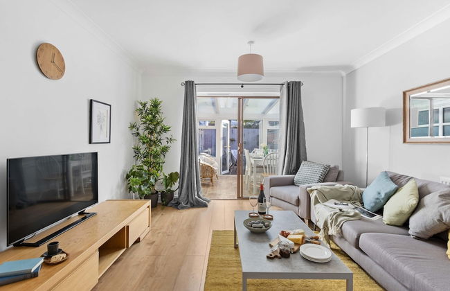 Chandlers Walk Modern Comfy Family Home in Exeter - Photo 5