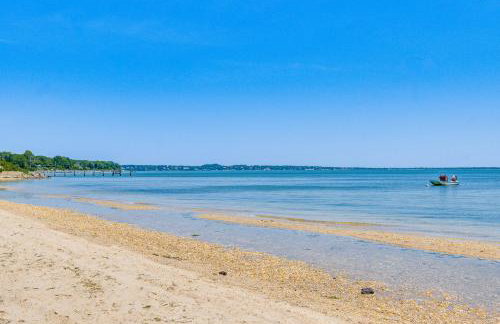 Distinctive Hamptons Home with Pool Near Bay, Ocean - Foto 34