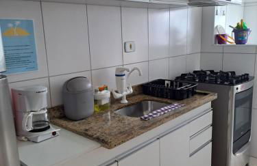 Apto aconchegante beira mar com ar no quarto - Foto 20