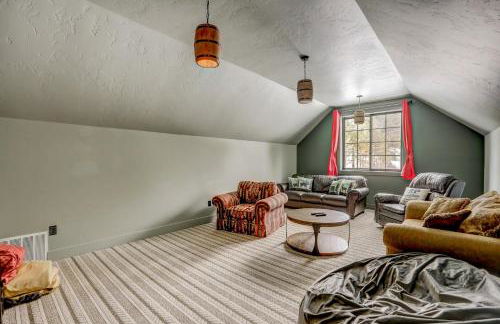 Camp 95 - Stunning Mountain Home - 4.5 Acres - Views - Hot Tub - Pet friendly - Private - Photo 27