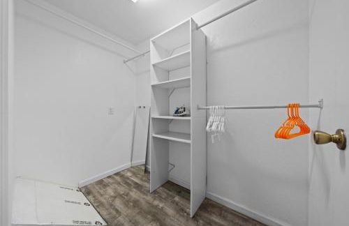 Entire Private Home with 4 Bedrooms 2 Bathrooms, 6 Beds, Hot Tub, King Bed, 6 Parking, Big Yard, Available Now - Foto 53