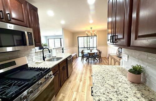 The Canopy 4BR Forest Escape Spa, Sip, and Unwind - Foto 14