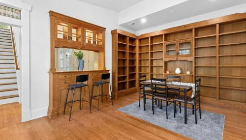 2025 New Build Victorian Gem on UT, 4BR, 2BA Downtown with Free Parking - Foto 4