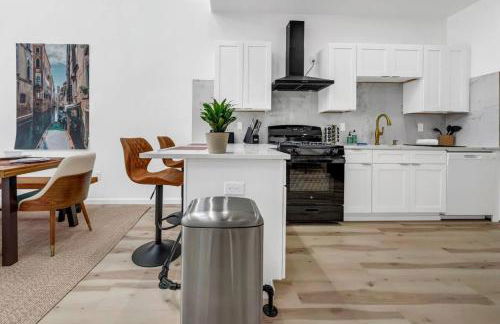 Stylish And Roomy Full House Dtwn - Photo 66