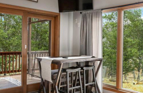 Two Cabins Retreat in Woods Resort - Dog-Friendly - Foto 15