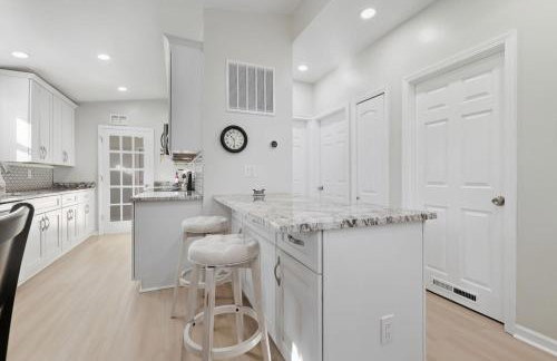 New Lakefront Getaway Private Hot Tub Min to DMC - Foto 11