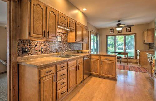 Pet-Friendly Home with Views of Lake Delavan! - Foto 13
