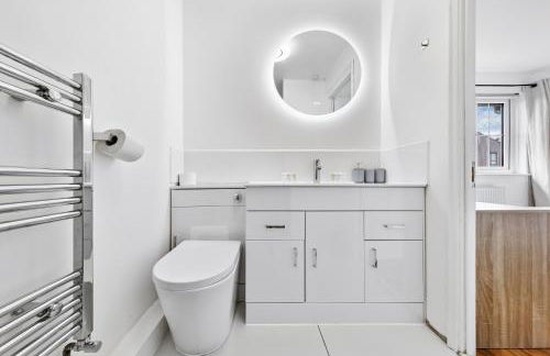 4 Bedroom House by Homestyles Hosts - Short Lets and Serviced Accommodation Islington - Private En-Suite - Foto 25