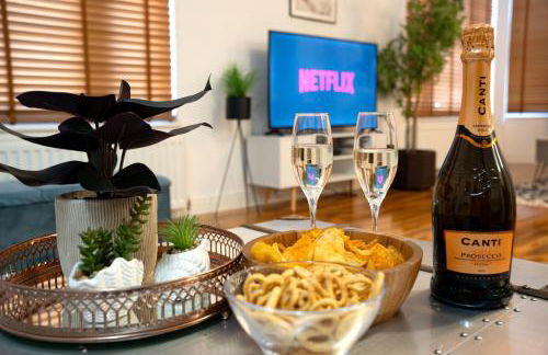 Modern Penthouse with Balcony - Near Beach & Town - Foto 10