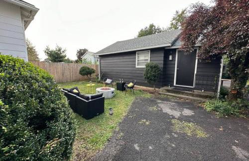 Retro Retreat: 1br home w/ WFH desk, livingroom, and fire pit - Foto 21