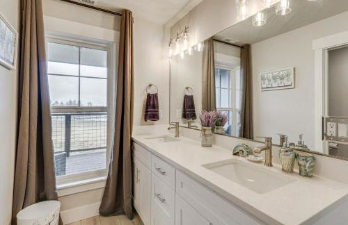 Columbia River Views Spacious Hammond Getaway! - Photo 14