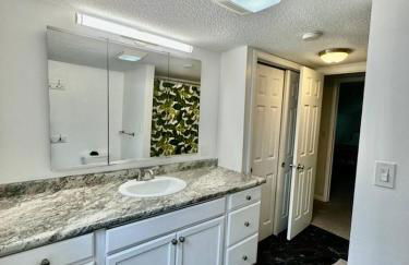 Epic Indoor Pool w/slide & hot tub close to beach - Foto 45