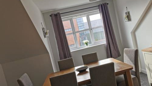 Spacious & modern 3 Bed Apartment + parking & central location - Foto 2